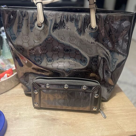 Michael Kors Glossy Silver Tote and Matching Wallet - Picture 5 of 5